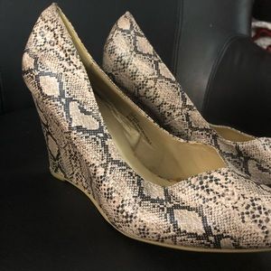Torrid snakeskin wedge shoes size 11
